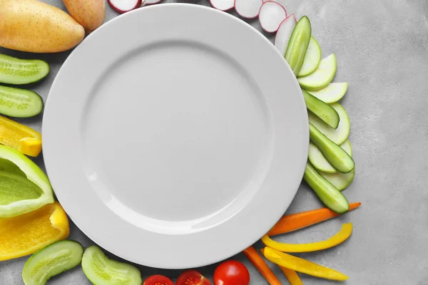 Placa con verduras en rodajas — Foto de Stock