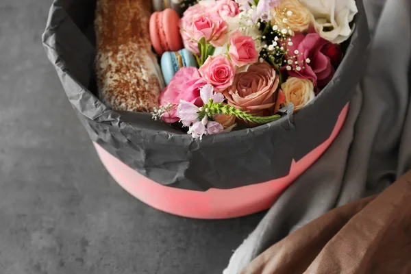 Caixa de presente com flores e biscoitos — Fotografia de Stock