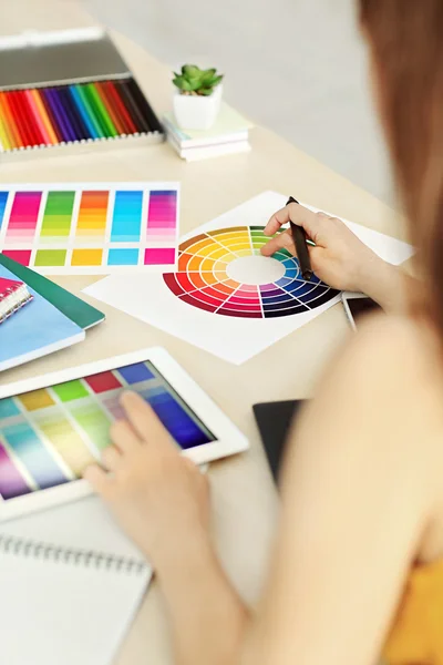 Woman working with colour palette — Stock Photo, Image