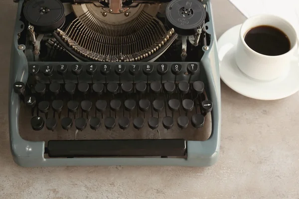 Старая пишущая машинка и чашка кофе — стоковое фото