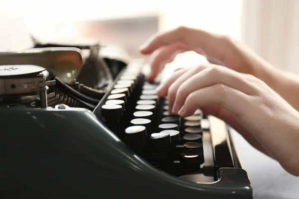 Vrouw te typen op de typemachine — Stockfoto