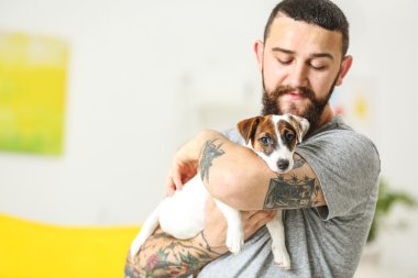 köpekli yakışıklı adam 