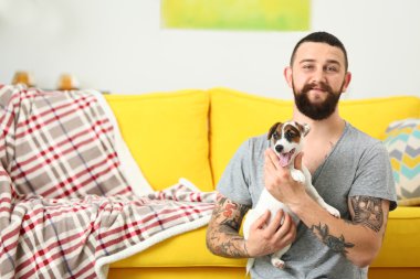 köpekli yakışıklı adam 