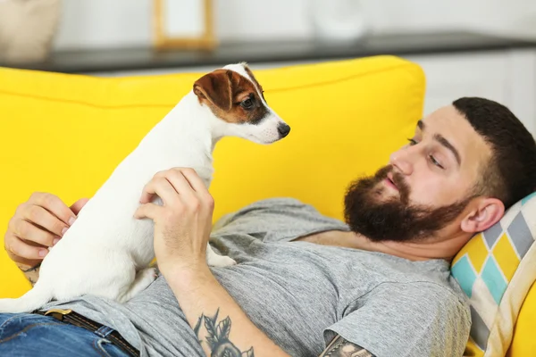 Köpekli yakışıklı adam — Stok fotoğraf