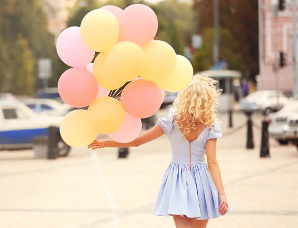 Femme tenant des ballons à air — Photo