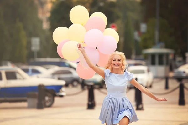 Kvinna som håller luft ballonger — Stockfoto