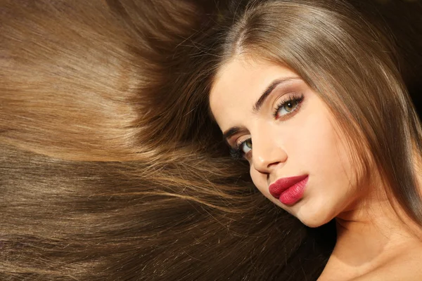 Menina bonita com cabelo saudável — Fotografia de Stock