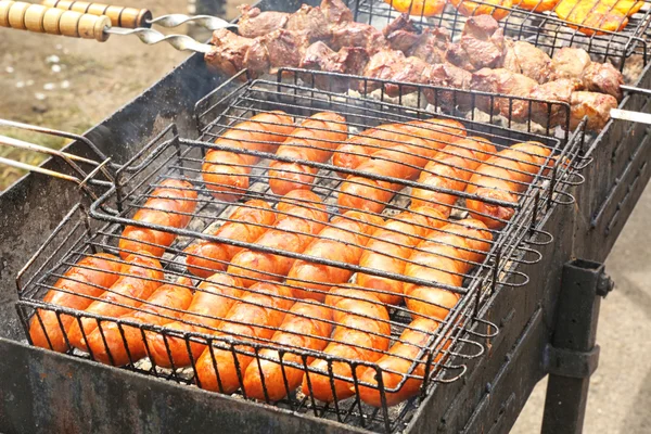 Embutidos en la parrilla — Foto de Stock