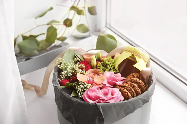Подарункова коробка з квітами та печивом — стокове фото
