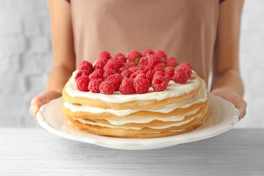 Berry kek tutan kadın 