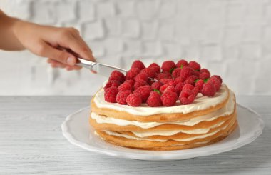 Kadın kesme berry kek