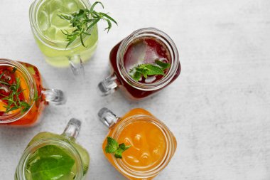 Kavanozların içinde farklı kokteyller