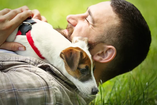 Mann mit Hund im Park — Stockfoto