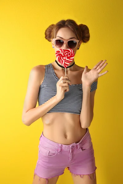 Красивая девушка с конфетами — стоковое фото
