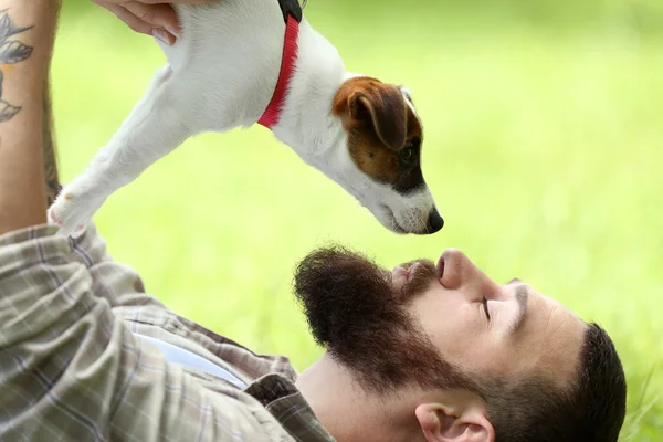 Man met hond in park — Stockfoto