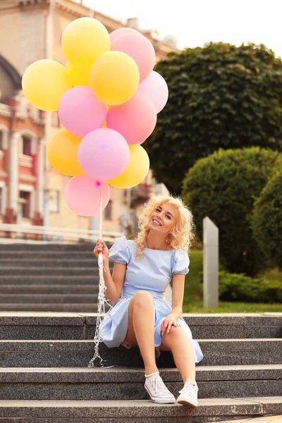 Woman holding air balloons — Stock Photo, Image