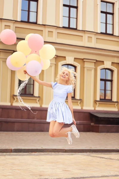Donna in possesso di palloncini d'aria — Foto Stock