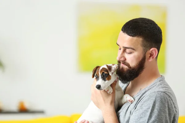 Schöner Mann mit Hund — Stockfoto