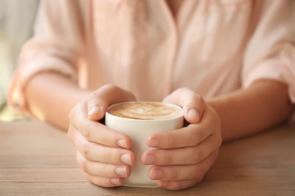 Bir fincan kahve tutan kadın. — Stok fotoğraf