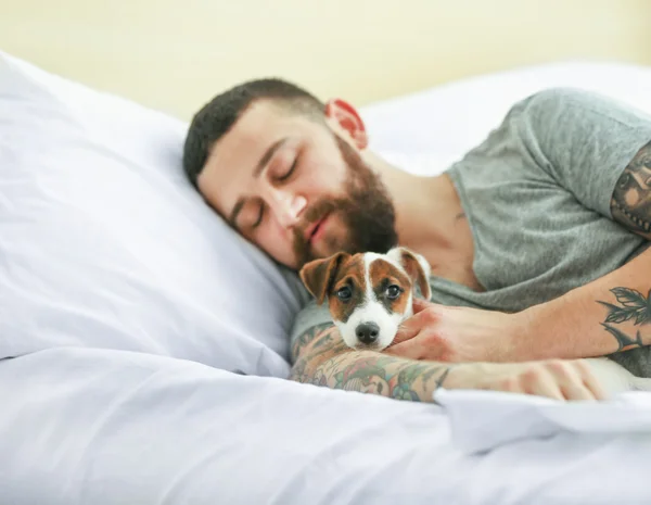 Homme avec chien dormant — Photo