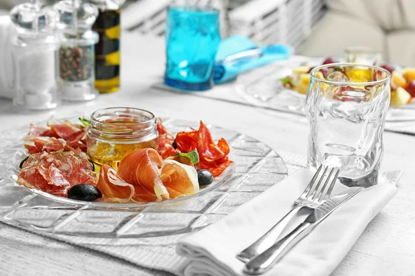 Plaat met smakelijke vlees snacks — Stockfoto