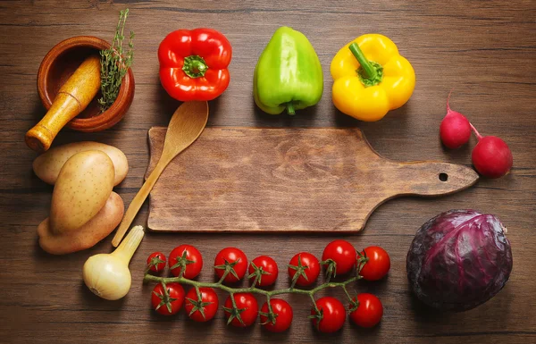 Légumes frais et planche à découper — Photo