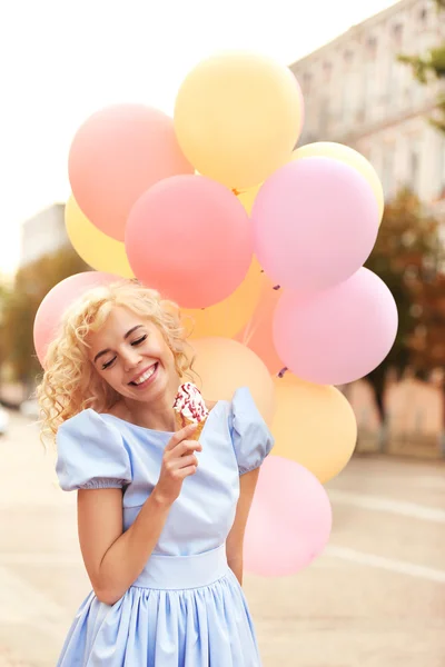 Woman holding air balloons — Stock Photo, Image