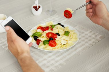 Man lezzetli makarna yemek 