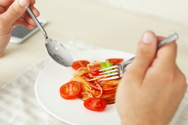 Man lezzetli makarna yemek 