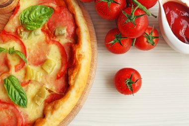 Lezzetli pizza kesme tahtası üzerinde
