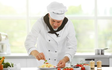 Şef lezzetli makarna hazırlama