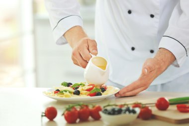 Şef lezzetli makarna hazırlama 