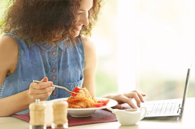 Lezzetli makarna yemek kadın 