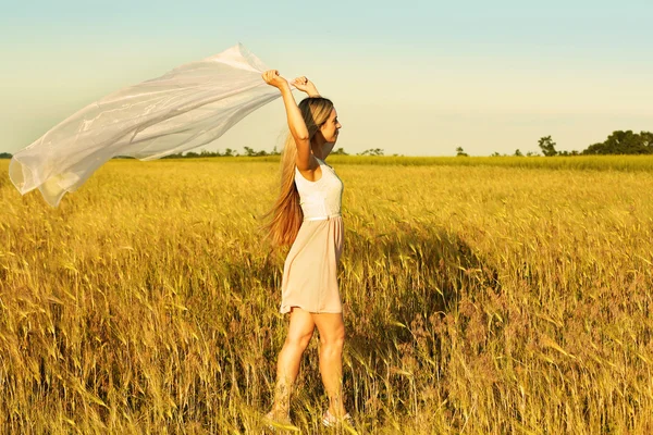 Young woman in field — Stock Photo, Image