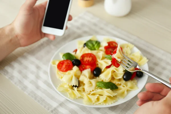 Man eating delicious pasta — Stock Photo, Image