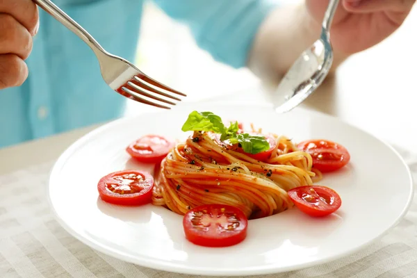 Man eating delicious pasta — Stock Photo, Image