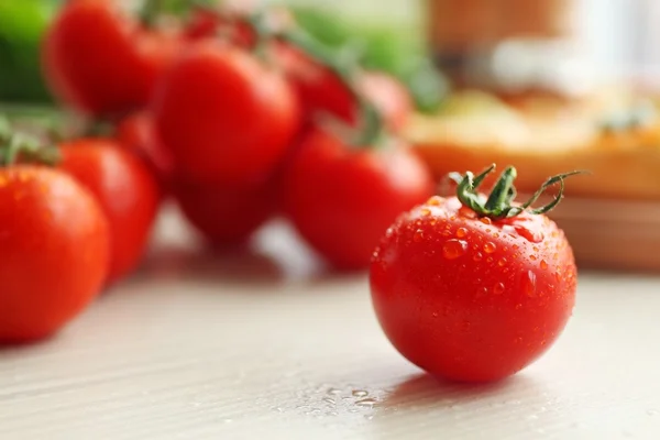 Tomate fresco na mesa de madeira — Fotografia de Stock