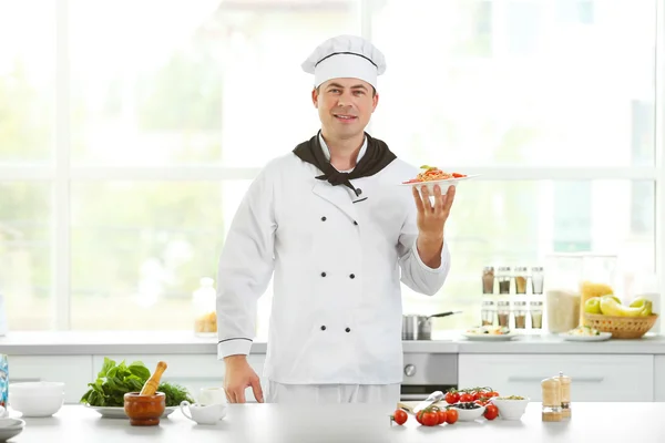 Chef preparing delicious pasta — Stock Photo, Image