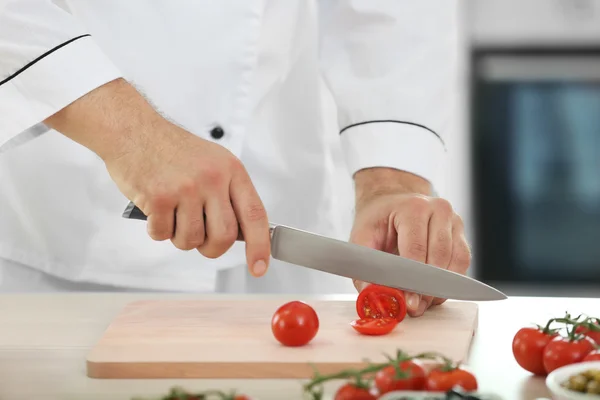 Chef-kok snijden tomaat — Stockfoto