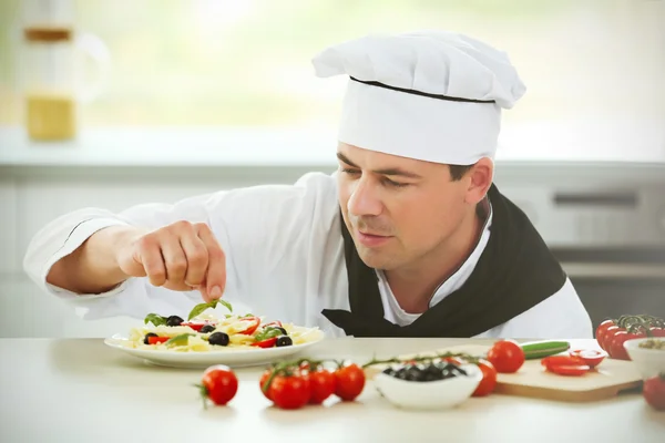 Chef preparing delicious pasta — Stock Photo, Image