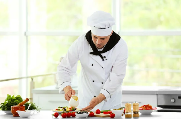 Šéfkuchař připravuje lahodné těstoviny — Stock fotografie