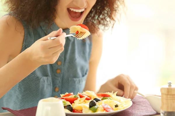 Woman eating delicious pasta — Stock Photo, Image