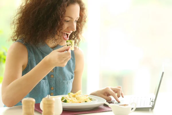 Kobieta, jedzenie pyszne makarony — Zdjęcie stockowe