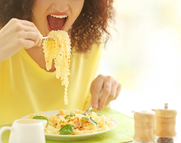 Mujer comiendo deliciosa pasta —  Fotos de Stock
