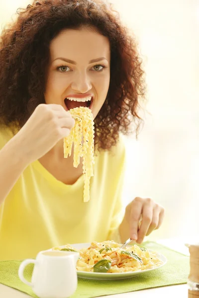 Женщина ест вкусную пасту — стоковое фото