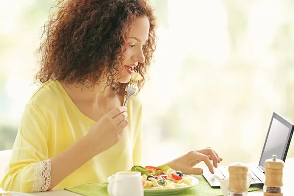 Kobieta, jedzenie pyszne makarony — Zdjęcie stockowe