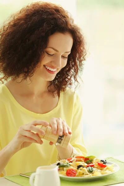 Vrouw heerlijke pasta eten — Stockfoto