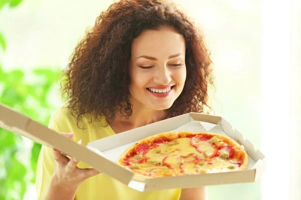 Красивая молодая женщина с вкусной пиццей — стоковое фото
