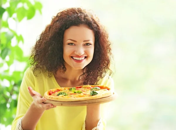 Όμορφη νεαρή γυναίκα με νόστιμη πίτσα — Φωτογραφία Αρχείου