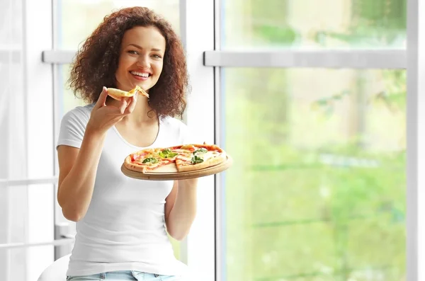 Belle jeune femme avec une pizza savoureuse — Photo